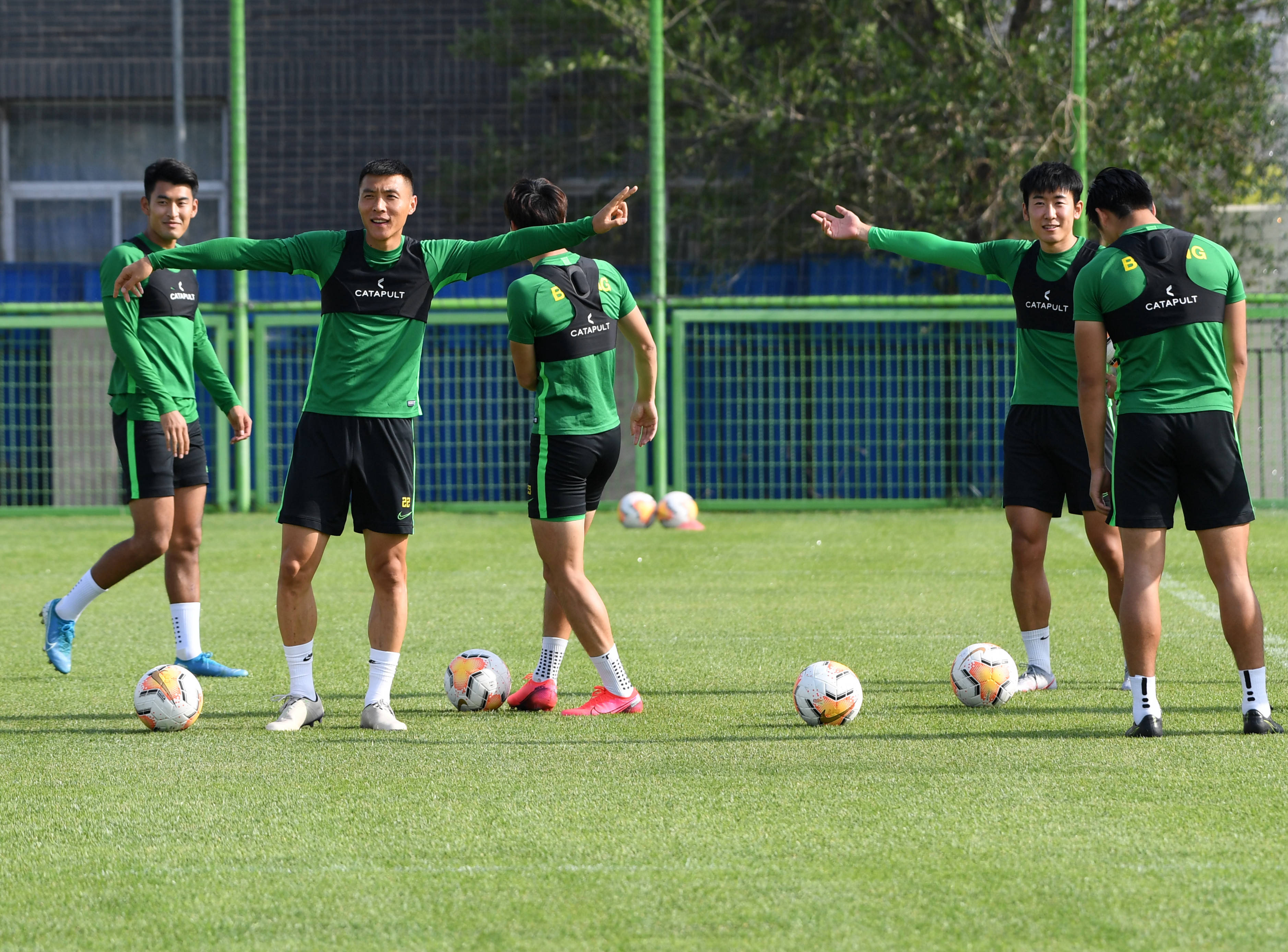 爱游戏全站-巴黎圣日耳曼训练开放日，窗口期门线救险引欢呼，国王杯在即，数据趋势出现新变化(今天巴黎圣日耳曼比赛)